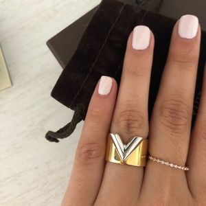 Louis Vuitton Essential V Ring